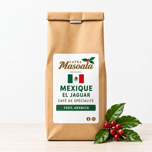 Sachet de café Masoala Mexique El Jaguar avec drapeau mexicain, logos Facebook et Instagram et une branche de café, posé sur une table avec fond blanc