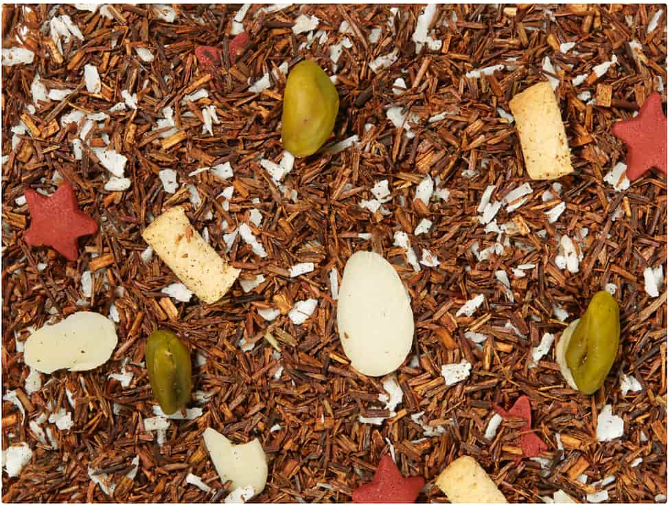 miette d' écorce de bois marron rouge avec des morceaux de fruits sechés