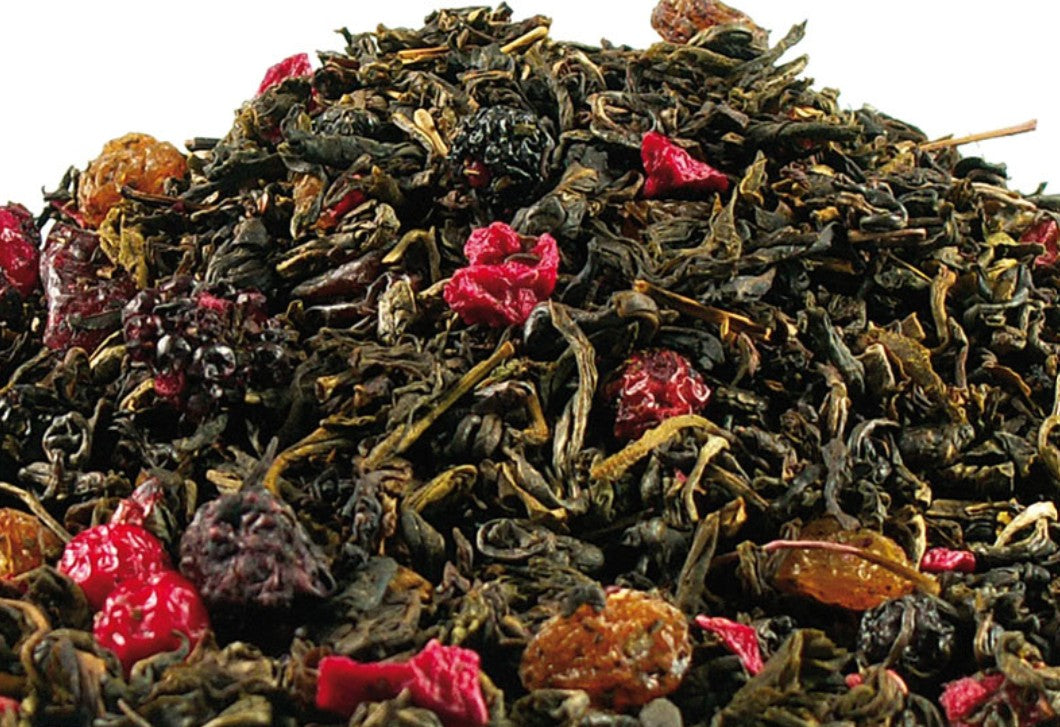 thé blanc en vrac mélangé avec des baies rouges sur fond blanc